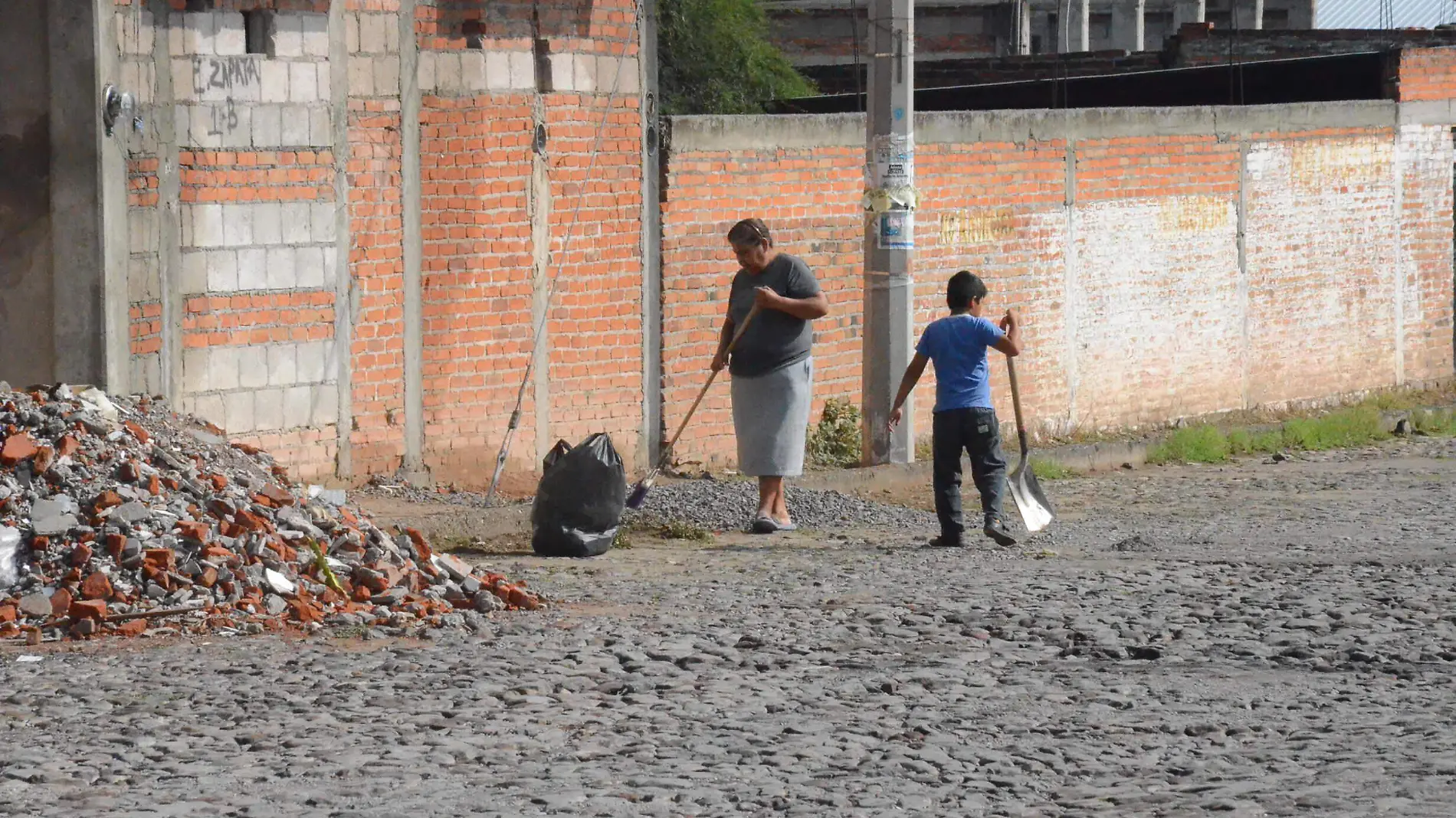 Durante los fines de semana recorren la comunidad y limpian las principales calles.